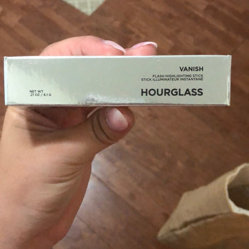 Hourglass highlighter stick in champagne flash